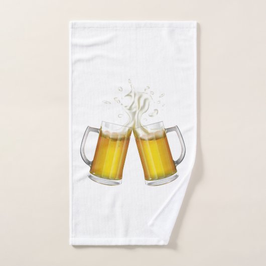 Twee mokken met een licht bier. handdoek (Handdoek)