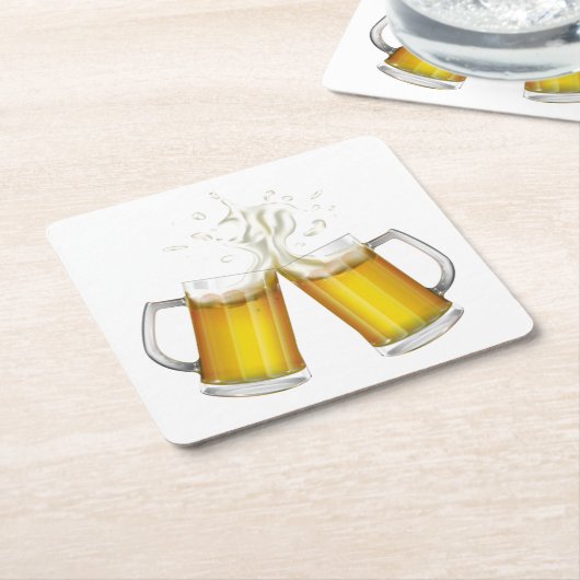 Twee mokken met een licht bier. kartonnen onderzetters (Schuin)