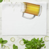 Twee mokken met een licht bier. theedoek (Gevouwen)