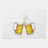 Twee mokken met een licht bier. theedoek (Horizontaal)