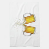 Twee mokken met een licht bier. theedoek (Verticaal)