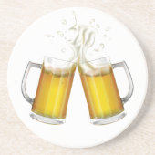 Twee mokken met een licht bier. zandsteen onderzetter (Voorkant)