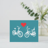 Twee mooie fietsen vinden liefde briefkaart (Staand voorkant)