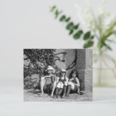 Twee mooie meisjes en één brutaal oud Man Briefkaart (Staand voorkant)