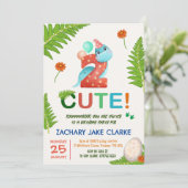 Twee moppige dinosaurus 2e verjaardagsuitnodiging kaart (Staand voorkant)