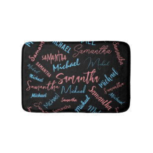 Twee namen stellen zich op monogram blauw lichtroz badmat