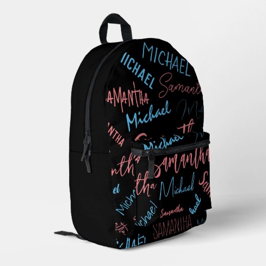 Twee namen stellen zich op monogram blauw lichtroz bedrukte rugzak (Achterkant Hoek Links)