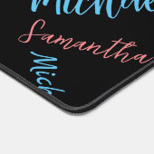 Twee namen stellen zich op monogram blauw lichtroz bureaumat (Hoek)