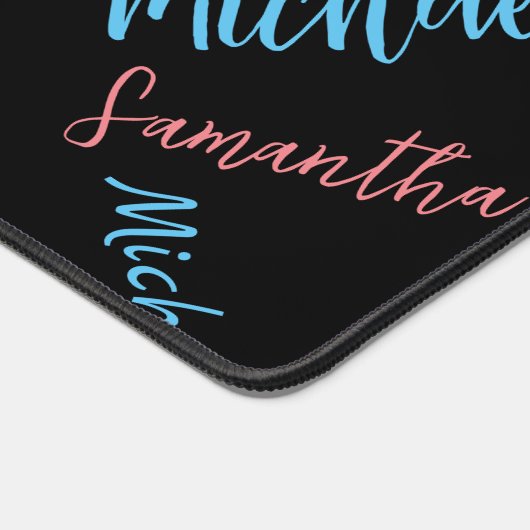 Twee namen stellen zich op monogram blauw lichtroz bureaumat (Hoek)