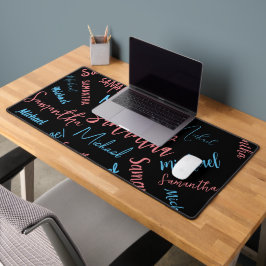 Twee namen stellen zich op monogram blauw lichtroz bureaumat