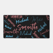 Twee namen stellen zich op monogram blauw lichtroz bureaumat (Voorkant)