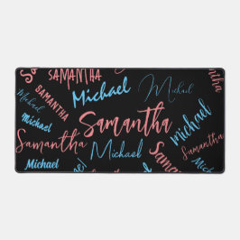 Twee namen stellen zich op monogram blauw lichtroz bureaumat