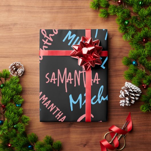 Twee namen stellen zich op monogram blauw lichtroz cadeaupapier (Feestdagen Geschenken)