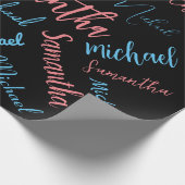 Twee namen stellen zich op monogram blauw lichtroz cadeaupapier (Hoek)