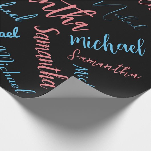 Twee namen stellen zich op monogram blauw lichtroz cadeaupapier (Hoek)