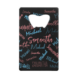 Twee namen stellen zich op monogram blauw lichtroz creditkaart flessenopener