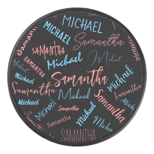 Twee namen stellen zich op monogram blauw lichtroz hockey puck (Voorkant)