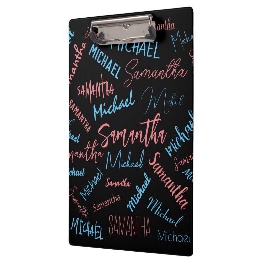 Twee namen stellen zich op monogram blauw lichtroz klembord (Links)