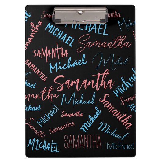 Twee namen stellen zich op monogram blauw lichtroz klembord (Voorkant)