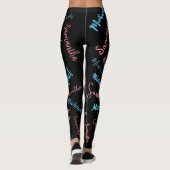 Twee namen stellen zich op monogram blauw lichtroz leggings (Achterkant)
