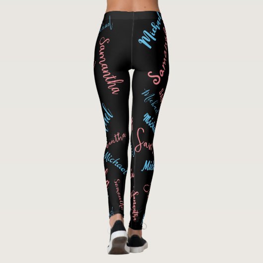 Twee namen stellen zich op monogram blauw lichtroz leggings (Achterkant)
