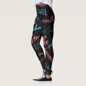 Twee namen stellen zich op monogram blauw lichtroz leggings (Links)