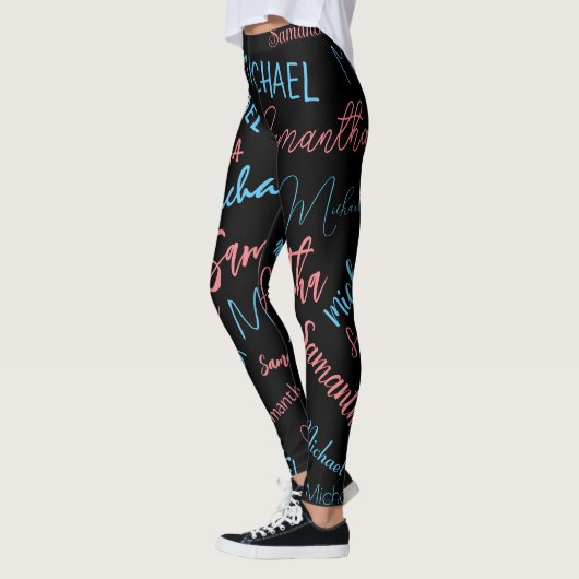 Twee namen stellen zich op monogram blauw lichtroz leggings (Links)