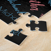 Twee namen stellen zich op monogram blauw lichtroz legpuzzel (Zijkant)