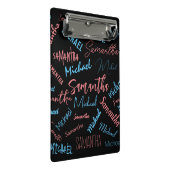 Twee namen stellen zich op monogram blauw lichtroz mini klembord (Schuin)