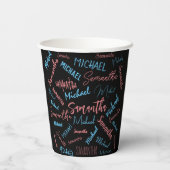 Twee namen stellen zich op monogram blauw lichtroz papieren bekers (Achterkant)