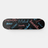 Twee namen stellen zich op monogram blauw lichtroz persoonlijk skateboard (Horizontaal)