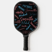 Twee namen stellen zich op monogram blauw lichtroz pickleball paddle (Achterkant)