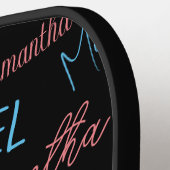 Twee namen stellen zich op monogram blauw lichtroz pickleball paddle (Links Detail)