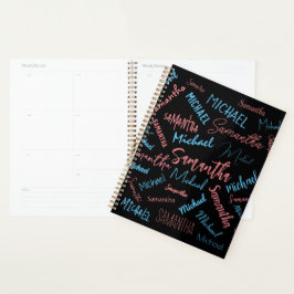 Twee namen stellen zich op monogram blauw lichtroz planner