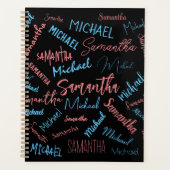 Twee namen stellen zich op monogram blauw lichtroz planner (Voorkant)
