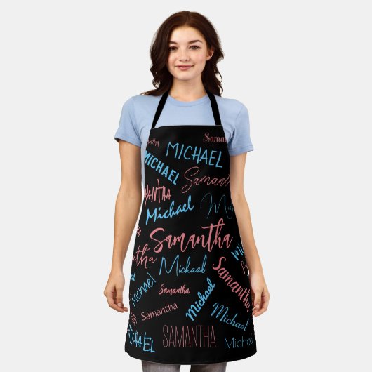 Twee namen stellen zich op monogram blauw lichtroz schort (Gedragen)