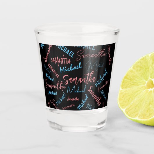 Twee namen stellen zich op monogram blauw lichtroz shot glas (Voorkant)