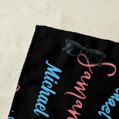 Twee namen stellen zich op monogram blauw lichtroz strandlaken (In situ)