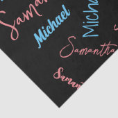 Twee namen stellen zich op monogram blauw lichtroz tissuepapier (Detail)