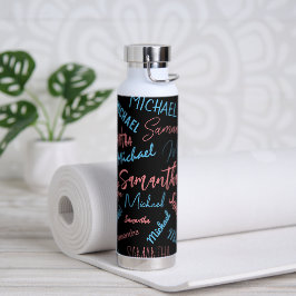 Twee namen stellen zich op monogram blauw lichtroz waterfles