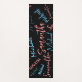 Twee namen stellen zich op monogram blauw lichtroz yogamat (Voorkant)