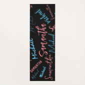 Twee namen stellen zich op monogram blauw lichtroz yogamat (Achterkant)