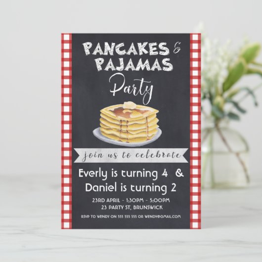 Twee Names Pancakes Pjs Birthday Uitnodiging (Staand voorkant)