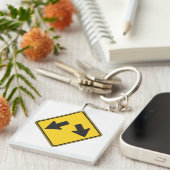 Twee Neerwaartse Pijlen Waarschuwingswegbord Sleutelhanger (Voorkant Rechts)