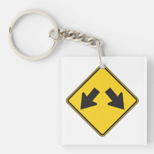 Twee Neerwaartse Pijlen Waarschuwingswegbord Sleutelhanger