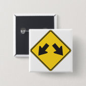 Twee Neerwaartse Pijlen Waarschuwingswegbord Vierkante Button 5,1 Cm (Voorkant /achterkant)
