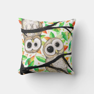 Twee nieuwsgierige uilen kussen