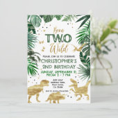 TWEE om WILD Dinosaur Theme Birthday Party te word Kaart (Staand voorkant)