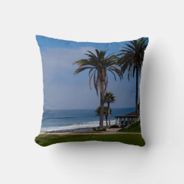 Twee omkeerbare kustlijnen in de oceaan kussen