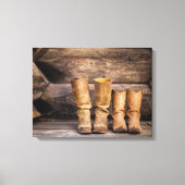 Twee paar versleten cowboylaarzen in blokhut canvas afdruk (Voorkant)